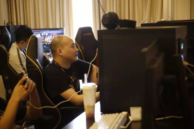 新一代AD领导者 LPL ！1xn Jinx在团战中的猛烈输出+抢下大龙， ThunderTalk Gaming 率先拿下赛点